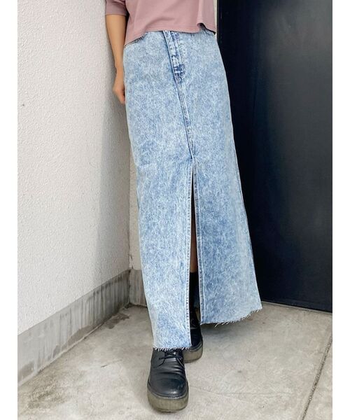 GYDA（ジェイダ）の「フロントスリットアシンメトリーケミカルデニムロングスカート（デニムスカート・レディース・ライトブルー/ブラック・SMALL/MEDIUM）」の4枚目の写真