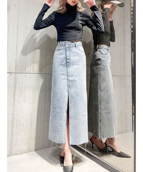 GYDA（ジェイダ）の「フロントスリットアシンメトリーケミカルデニムロングスカート（デニムスカート・レディース・ライトブルー/ブラック・SMALL/MEDIUM）」の14枚目の写真