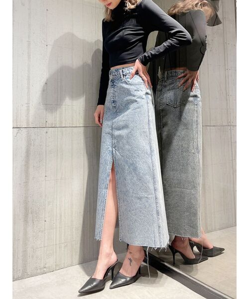 GYDA（ジェイダ）の「フロントスリットアシンメトリーケミカルデニムロングスカート（デニムスカート・レディース・ライトブルー/ブラック・SMALL/MEDIUM）」の15枚目の写真