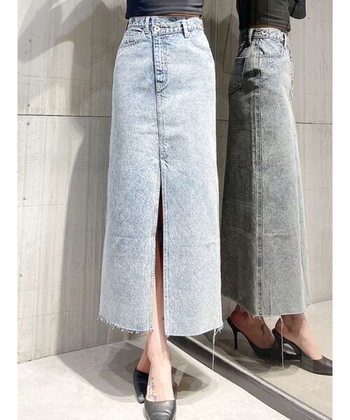 GYDA（ジェイダ）の「フロントスリットアシンメトリーケミカルデニムロングスカート（デニムスカート・レディース・ライトブルー/ブラック・SMALL/MEDIUM）」の16枚目の写真