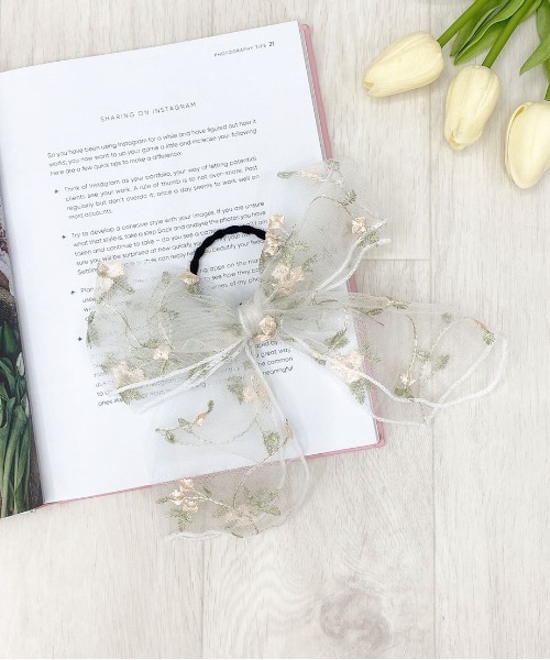 apres jour（アプレジュール）の「【apres jour×ARIAZ】フラワーレースリボンヘアゴム（ヘアゴム・レディース・ブラック/オフホワイト・FREE）」の5枚目の写真