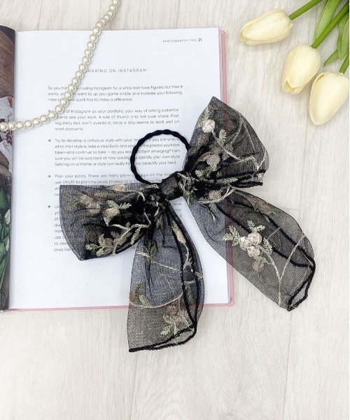 apres jour（アプレジュール）の「【apres jour×ARIAZ】フラワーレースリボンヘアゴム（ヘアゴム・レディース・ブラック/オフホワイト・FREE）」の4枚目の写真