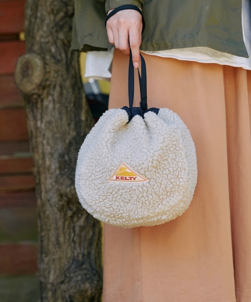 KELTY（ケルティ）の「【KELTY/ケルティ】リバーシブル ボア キンチャク/REVERSIBLE KINCHAKU（ショルダーバッグ・メンズ・パープル/セージグリーン/レッド/マスタード/グリーン/ブルー/ブラック/サンドベージュ/ネイビー/タン/ダークグレー/オリーブ/ブラウン系その他/モカ・FREE）」の5枚目の写真