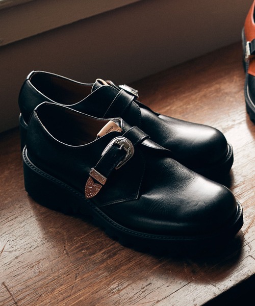 glamb（グラム）の「Belted Shark Sole Shoes / ベルテッドシャークソールシューズ（その他シューズ・メンズ・ブラック/ブラック×レッド・3/4/1/2）」の4枚目の写真