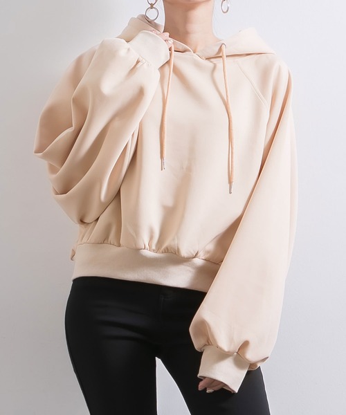 Newlyme(ニューリーミー)の「ボリュームスリーブショートパーカ-(パーカー・レディース・ブラック/ベージュ/モカ・MEDIUM/LARGE/X-LARGE/XX-LARGE)」の2枚目の写真