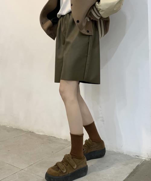 MANGROVE(マングローブ)の「フェイクレザーハーフパンツ(その他パンツ・レディース・ブラック/カーキ・MEDIUM/LARGE)」の17枚目の写真