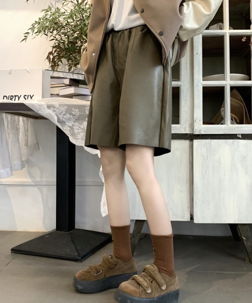 MANGROVE(マングローブ)の「フェイクレザーハーフパンツ(その他パンツ・レディース・ブラック/カーキ・MEDIUM/LARGE)」の9枚目の写真