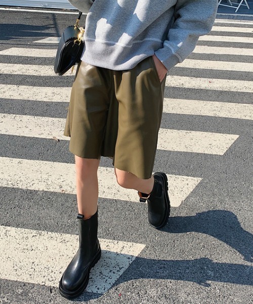 MANGROVE(マングローブ)の「フェイクレザーハーフパンツ(その他パンツ・レディース・ブラック/カーキ・MEDIUM/LARGE)」の3枚目の写真