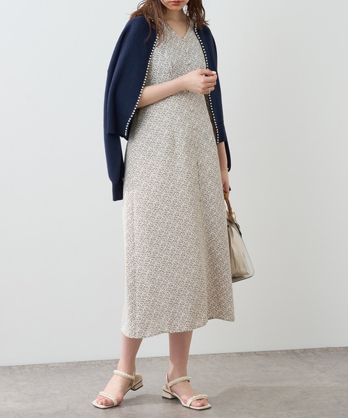 natural couture（ナチュラルクチュール）の「【WEB限定カラー有り】美シルエットラインで女性らしさ引き立つ　ちび釦レトロAラインワンピース（ワンピース・レディース・サックスブルー/その他1/その他2/その他3/その他4/グレイッシュベージュ・FREE）」の3枚目の写真