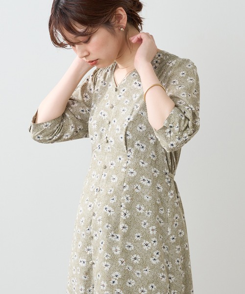 natural couture（ナチュラルクチュール）の「【WEB限定カラー有り】美シルエットラインで女性らしさ引き立つ　ちび釦レトロAラインワンピース（ワンピース・レディース・サックスブルー/その他1/その他2/その他3/その他4/グレイッシュベージュ・FREE）」の5枚目の写真