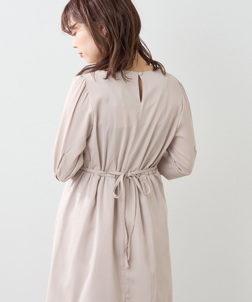 natural couture（ナチュラルクチュール）の「【WEB限定カラー有り】美シルエットラインで女性らしさ引き立つ　ちび釦レトロAラインワンピース（ワンピース・レディース・サックスブルー/その他1/その他2/その他3/その他4/グレイッシュベージュ・FREE）」の14枚目の写真