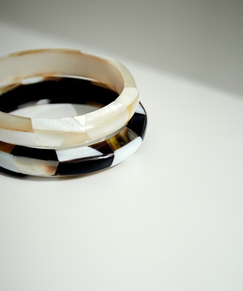 SALON adam et rope'（サロン アダム エ ロペ）の「モザイクシェルバングル（バングル/リストバンド・レディース・オフホワイト/ブラウン系その他・FREE）」の9枚目の写真