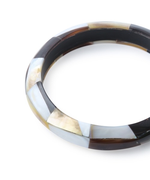 SALON adam et rope'（サロン アダム エ ロペ）の「モザイクシェルバングル（バングル/リストバンド・レディース・オフホワイト/ブラウン系その他・FREE）」の4枚目の写真