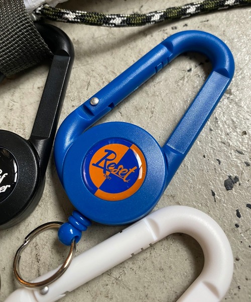 SPINNS（スピンズ）の「リール付きアクリルカラビナキーホルダー（キーホルダー・レディース・ホワイト/ブルー/ブラック/B/A・ONESIZE）」の3枚目の写真