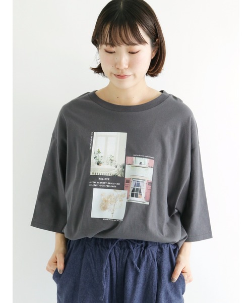 Samansa Mos2（サマンサ モスモス）の「フォトプリントゆるTシャツ（Tシャツ/カットソー・レディース・ベージュ/オフホワイト/サックスブルー/チャコール・ﾌﾘ-）」の3枚目の写真