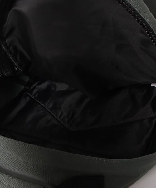 Carhartt（カーハート）の「【Carhartt WIP】KICKFLIP BACKPACK（バックパック/リュック・メンズ・グリーン系/ブラック/ブラウン系・ONE SIZE）」の5枚目の写真