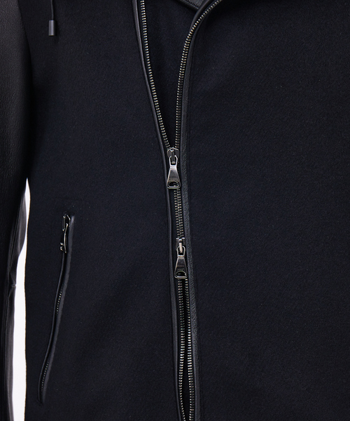 EMMETI(エンメティ)の「【別注】EMMETI / エンメティ フードブルゾン(ライダースジャケット・メンズ・ブラック・46/48/50)」の8枚目の写真