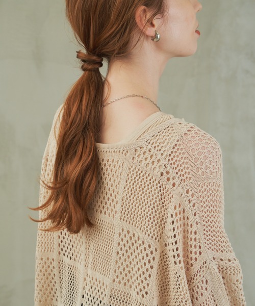 hinari（ヒナリ）の「スキッパーメッシュニットトップス（ニット/セーター・レディース・ベージュ/アイボリー・FREE）」の3枚目の写真