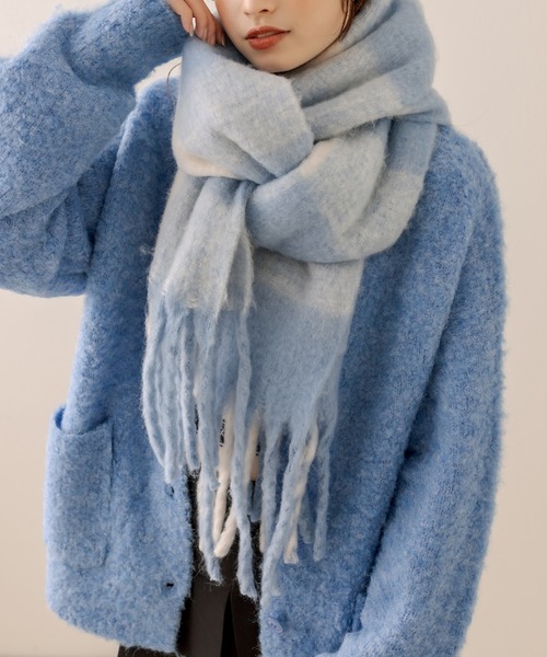 OLIVE des OLIVE（オリーブデオリーブ）の「【WEB限定】チェック柄ブークレマフラー（マフラー・レディース・サックスブルー/ブラウン・FREE）」の2枚目の写真