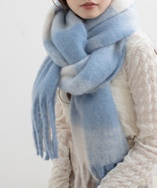 OLIVE des OLIVE（オリーブデオリーブ）の「【WEB限定】チェック柄ブークレマフラー（マフラー・レディース・サックスブルー/ブラウン・FREE）」の8枚目の写真