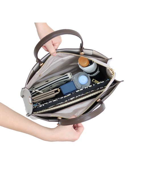 MIAN （ミアン）の「CLIVIA / 横型A4トートバッグ（トートバッグ・レディース・モカ/グレー/アイボリー/ブラック/ブラウン/グリーン/サックスブルー・FREE）」の8枚目の写真