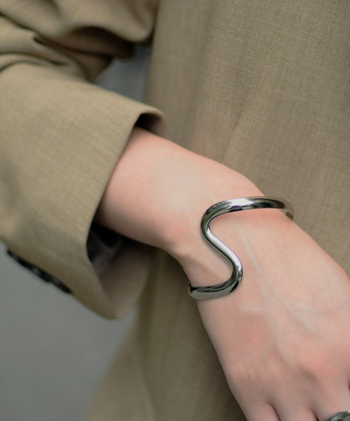 Marient（マリエント）の「Curve Bangle（バングル/リストバンド・レディース・シルバー/ゴールド・FREE）」の2枚目の写真