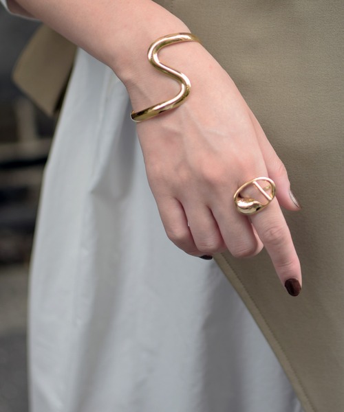 Marient（マリエント）の「Curve Bangle（バングル/リストバンド・レディース・シルバー/ゴールド・FREE）」の3枚目の写真