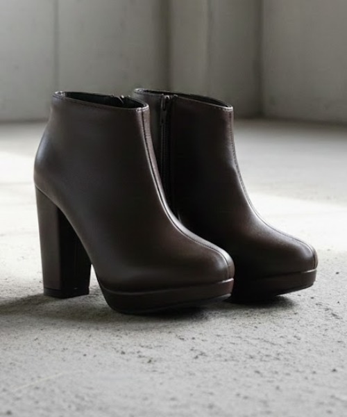 LibertyDoll（リバティードール）の「LibertyDoll/+10cm チャンキーヒールストームショートブーティ(9023)（ブーツ・レディース・ダークブラウン/ブラック系その他/ブラック/アイボリー・L/S/LL/M）」の4枚目の写真