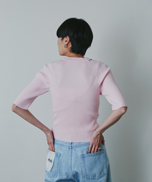 mici（ミチ）の「(mici)スリットネックプルオーバー（ニット/セーター・レディース・ブラック/ピンク・FREE）」の14枚目の写真