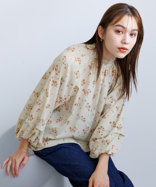 mysty woman(ミスティウーマン)の「コスモス柄バルーンスリーブブラウス 975237(シャツ/ブラウス・レディース・アイボリー/ブラウン/ブラック・FREE)」の3枚目の写真
