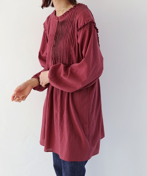 Crisp（クリスプ）の「フリルタックチュニック（シャツ/ブラウス・レディース・ワインレッド/チャコールグレー/ピンクベージュ/アイボリー・FREE）」の4枚目の写真