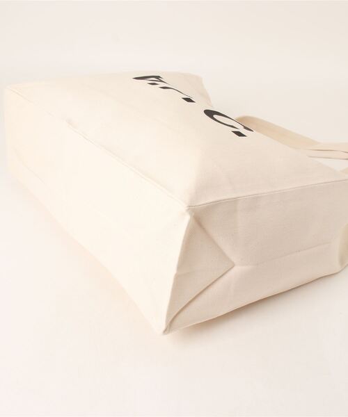 A.P.C.(アーペーセー)の「SHOPPING DANIELA BLACK LOGO(トートバッグ・メンズ・アイボリー・ONESIZE)」の3枚目の写真