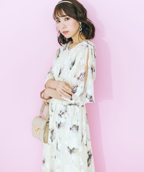 marun（マルン）の「＜大きいサイズ＞ 袖スリットデザイン花柄ワンピース marun（ワンピース・レディース・イエロー系/ブルー系/ピンク系/ネイビー系・L/LL/3L/4L/5L）」の13枚目の写真