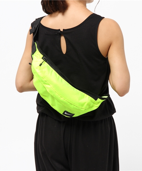 NIKE（ナイキ）の「WEGO/NIKE フッドウエストバック（ボディバッグ/ウエストポーチ・レディース・イエロー/オレンジ/ブラック・FREE）」の4枚目の写真