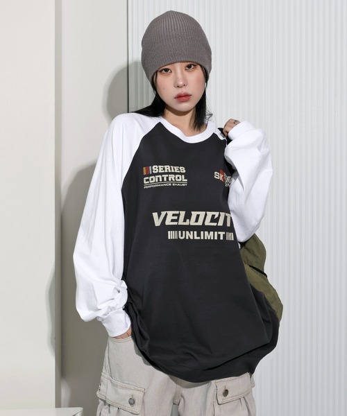 FOLLOWIN（フォロウィン）の「[UNISEX][カップルコーデおススメ!]ストリートオーバールックレタリング配色バシティ長袖ロングTシャツ（Tシャツ/カットソー・レディース・ベージュ/チャコールグレー/グレー/ブルー・FREE）」の5枚目の写真