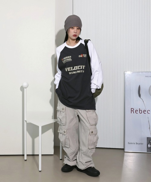 FOLLOWIN（フォロウィン）の「[UNISEX][カップルコーデおススメ!]ストリートオーバールックレタリング配色バシティ長袖ロングTシャツ（Tシャツ/カットソー・レディース・ベージュ/チャコールグレー/グレー/ブルー・FREE）」の8枚目の写真