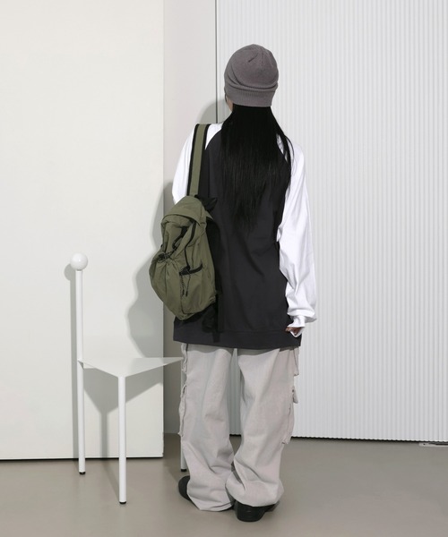 FOLLOWIN（フォロウィン）の「[UNISEX][カップルコーデおススメ!]ストリートオーバールックレタリング配色バシティ長袖ロングTシャツ（Tシャツ/カットソー・レディース・ベージュ/チャコールグレー/グレー/ブルー・FREE）」の11枚目の写真