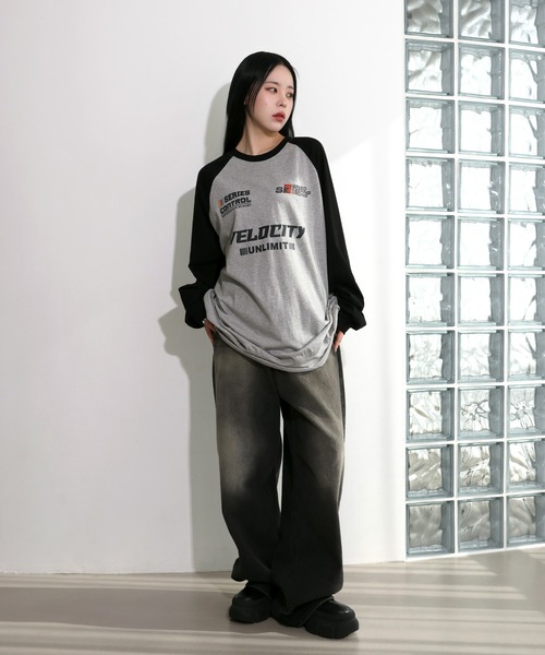 FOLLOWIN（フォロウィン）の「[UNISEX][カップルコーデおススメ!]ストリートオーバールックレタリング配色バシティ長袖ロングTシャツ（Tシャツ/カットソー・レディース・ベージュ/チャコールグレー/グレー/ブルー・FREE）」の17枚目の写真