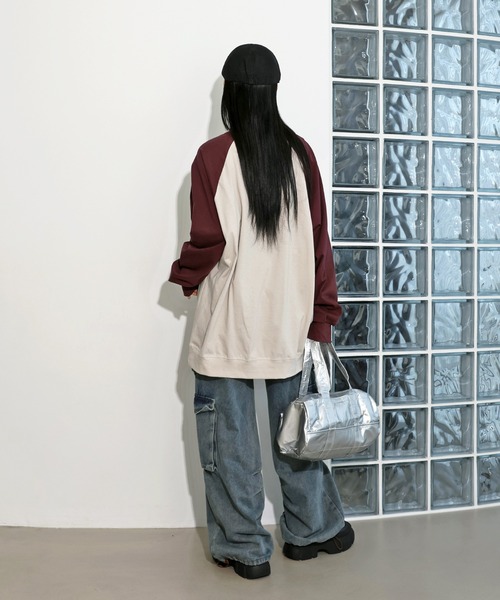 FOLLOWIN（フォロウィン）の「[UNISEX][カップルコーデおススメ!]ストリートオーバールックレタリング配色バシティ長袖ロングTシャツ（Tシャツ/カットソー・レディース・ベージュ/チャコールグレー/グレー/ブルー・FREE）」の21枚目の写真