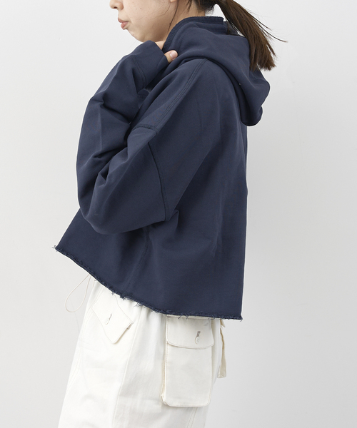 U by SPICK&SPAN（ユーバイスピックアンドスパン）の「【GANNI / ガニー】 Isoli Cropped Oversized Hoodie（パーカー・レディース・ネイビー・FREE）」の5枚目の写真