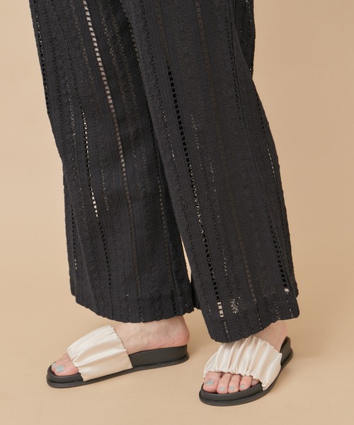 le cercle ADAM ET ROPE'（ルセルクルアダムエロペ）の「ストライプレースソフトフレアパンツ（その他パンツ・レディース・ブラック/オフホワイト・FREE）」の3枚目の写真
