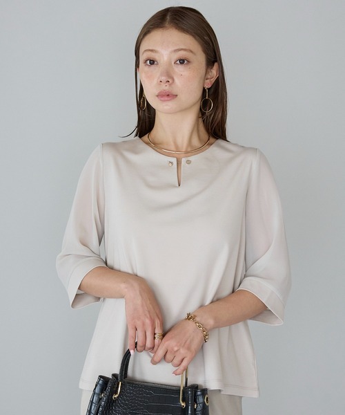 RIRIYANO(リリヤーノ)の「アクセサリー付き袖シアーポンチブラウス(ビジネスシャツ・レディース・ベージュ/ネイビー/アイボリー・SMALL/X-LARGE/LARGE/MEDIUM/XX-LARGE)」の1枚目の写真