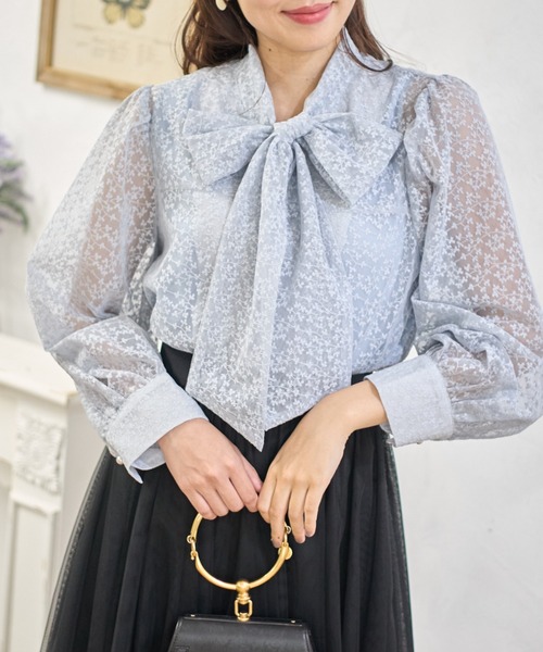 tocco closet(トッコ クローゼット)の「パール釦ボウタイリボンレースブラウス(シャツ/ブラウス・レディース・スカイブルー・M)」の1枚目の写真