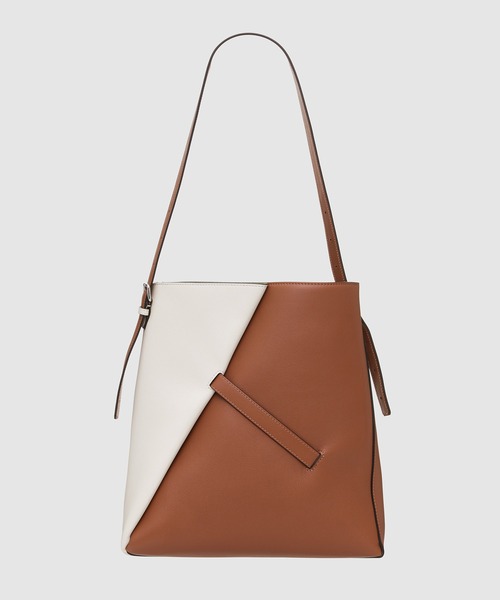 コントラストが描くフォルム【MARNI】リバース ホーボーバッグ ディープブルー ブラック レザー製 Reverse ホーボーバッグ | Marni