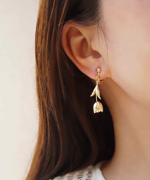 CERCA(チェルカ)の「saran jewelry/キュート フラワー イヤリング(イヤリング・レディース・ゴールド/シルバー・FREE)」の4枚目の写真