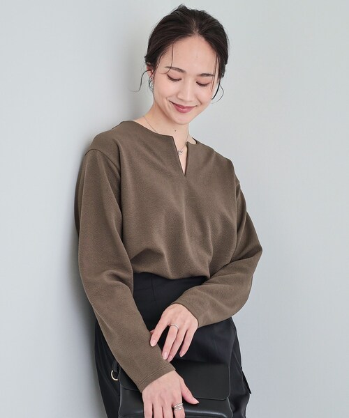 SHOO・LA・RUE（シューラルー）の「【洗える/S-LL】洗濯後しわになりにくい 首元すっきりキーネックトップス（Tシャツ/カットソー・レディース・ライトグレー/ブラウン系/ブラック・04/03/02/01）」の3枚目の写真