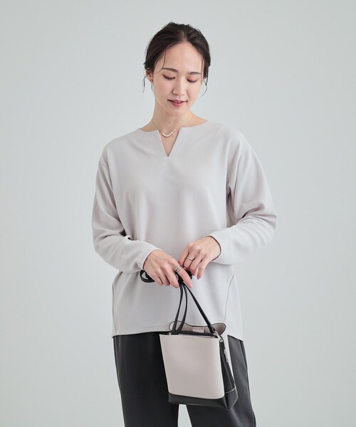 SHOO・LA・RUE（シューラルー）の「【洗える/S-LL】洗濯後しわになりにくい 首元すっきりキーネックトップス（Tシャツ/カットソー・レディース・ライトグレー/ブラウン系/ブラック・04/03/02/01）」の5枚目の写真