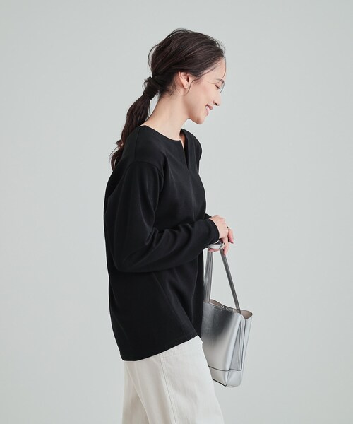 SHOO・LA・RUE（シューラルー）の「【洗える/S-LL】洗濯後しわになりにくい 首元すっきりキーネックトップス（Tシャツ/カットソー・レディース・ライトグレー/ブラウン系/ブラック・04/03/02/01）」の10枚目の写真