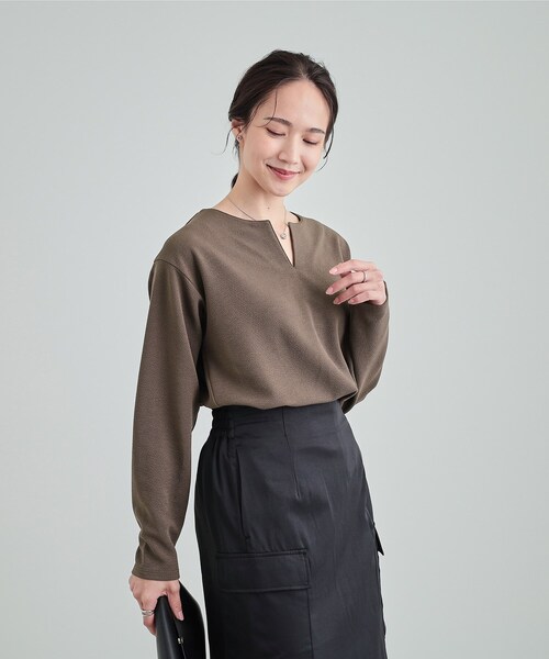 SHOO・LA・RUE（シューラルー）の「【洗える/S-LL】洗濯後しわになりにくい 首元すっきりキーネックトップス（Tシャツ/カットソー・レディース・ライトグレー/ブラウン系/ブラック・04/03/02/01）」の14枚目の写真