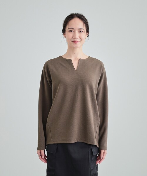 SHOO・LA・RUE（シューラルー）の「【洗える/S-LL】洗濯後しわになりにくい 首元すっきりキーネックトップス（Tシャツ/カットソー・レディース・ライトグレー/ブラウン系/ブラック・04/03/02/01）」の17枚目の写真